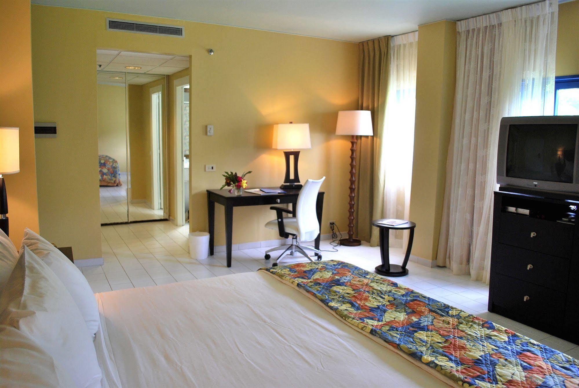 Grand Royal Antiguan Beach Resort Five Islands Village Rum bild
